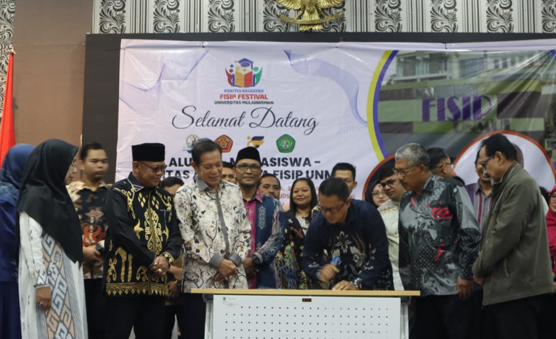 Pengurus Baru IKA FISIP Unmul Dikukuhkan, Komitmen Gali Potensi Alumni untuk Pengembangan