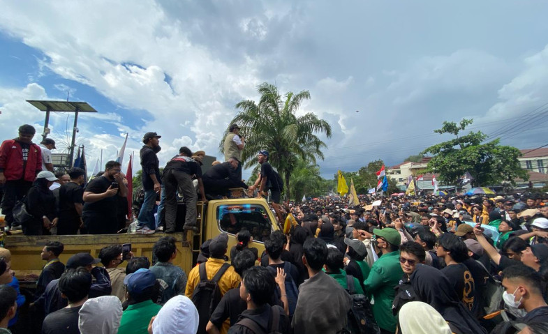 Temui Massa Aliansi Mahakam, Ketua DPRD Kaltim Hasanuddin Mas'ud Janji Perjuangkan Tuntutan