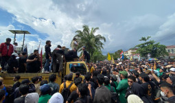 Temui Massa Aliansi Mahakam, Ketua DPRD Kaltim Hasanuddin Mas'ud Janji Perjuangkan Tuntutan