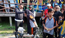 Bupati Aulia Tinjau Pelayanan Dasar dan Serahkan Bantuan di Kembang Janggut