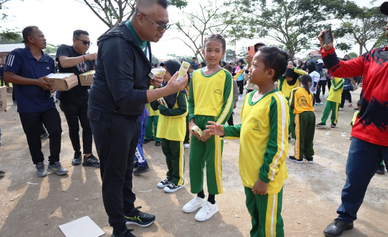 Bupati Kukar Tinjau Program Kukar Idaman Terbaik di Muara Wis, Serahkan Bantuan untuk Warga