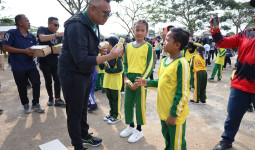 Bupati Kukar Tinjau Program Kukar Idaman Terbaik di Muara Wis, Serahkan Bantuan untuk Warga
