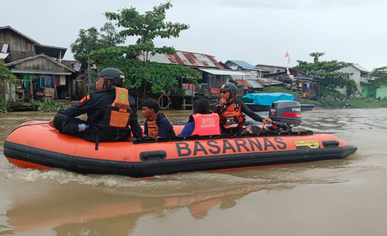 Hari Kedua Pencarian Remaja yang Tenggelam di Sungai Karang Mumus Terkendala Derasnya Arus