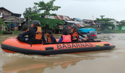 Hari Kedua Pencarian Remaja yang Tenggelam di Sungai Karang Mumus Terkendala Derasnya Arus