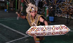 Mengenal Whesly, Penari Muda yang Menjaga Napas Kesenian Adat Dayak