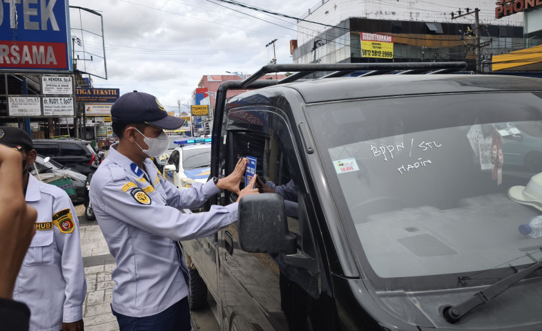 Mulai Hari Ini, Parkir di Jalan Abul Hasan Samarinda Kembali Satu Sisi
