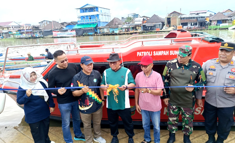 Pemkot Samarinda Turunkan Kapal Patroli Sampah di Sungai Karang Mumus