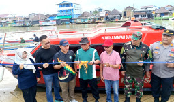 Pemkot Samarinda Turunkan Kapal Patroli Sampah di Sungai Karang Mumus