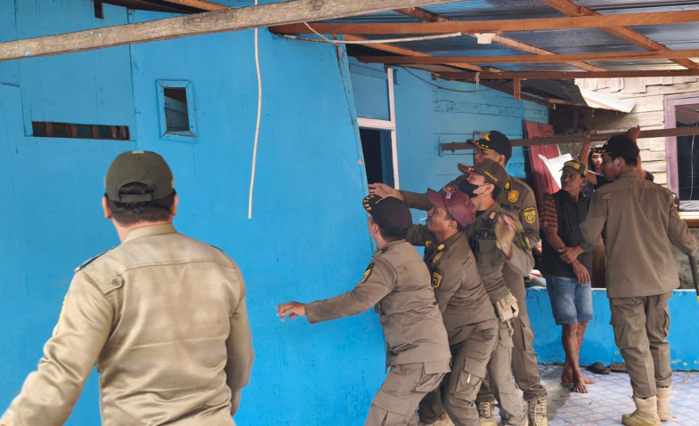 Satpol PP Samarinda Tertibkan 57 Bangunan di Kelurahan Baqa