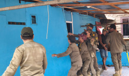 Satpol PP Samarinda Tertibkan 57 Bangunan di Kelurahan Baqa