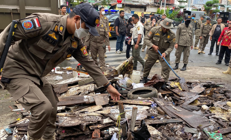 Satpol PP Samarinda Tertibkan Belasan PKL Jelang Pembukaan Pasar Pagi