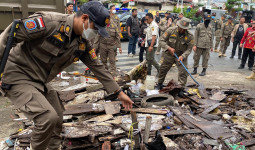 Satpol PP Samarinda Tertibkan Belasan PKL Jelang Pembukaan Pasar Pagi