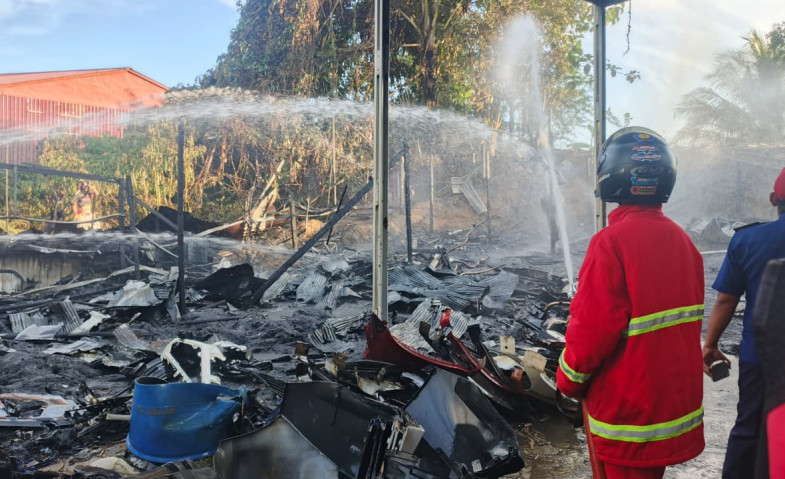Bahaya Bakar Sampah Sembarangan, Kebakaran Bengkel di Perumahan Guru AWS Samarinda Bikin Warga Panik