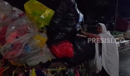 Belajar Makna Rezeki dari Nenek Is, Pemulung Tangguh yang Berjuang dari Tumpukan Sampah