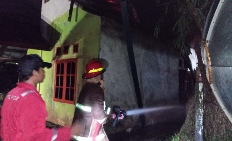 Damkar Kukar Sigap Padamkan Kebakaran Rumah di Bukit Raya Samboja