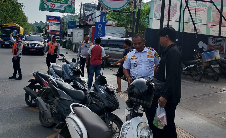 Dishub Samarinda Tertibkan Belasan Pengendara yang Melanggar Marka Zig-zag di Juanda