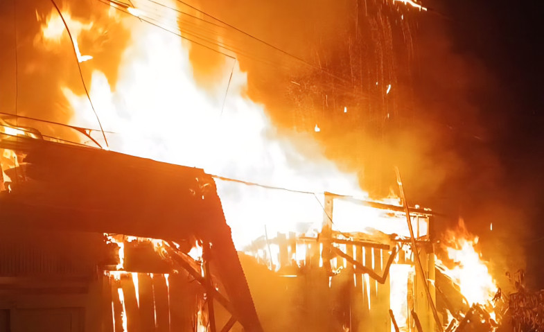Dua Warung Sembako di Jalan Abdul Rasyid Samarinda Ludes Terbakar
