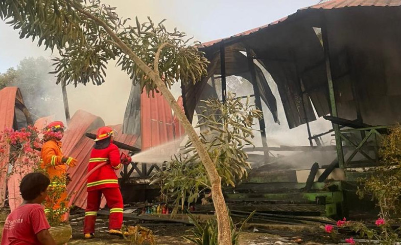 Kebakaran di SDN 024 Sebulu: Enam Ruang Kelas Hangus, Petugas Damkar Hadapi Krisis Air di Tengah Perbukitan