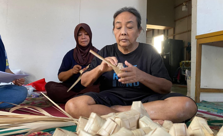 Kisah Dua Saudari Pengrajin Ketupat di Samarinda Seberang: Bertahan Hidup dari Upah Rp10 Ribu