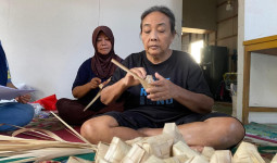 Kisah Dua Saudari Pengrajin Ketupat di Samarinda Seberang: Bertahan Hidup dari Upah Rp10 Ribu