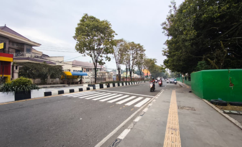 Peduli Keselamatan Pejalan Kaki, Dishub Samarinda Pasang Zebra Cross dan Rambu Lalu Lintas di Jalan Nasional