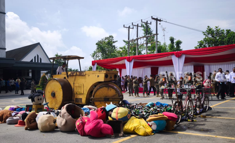 Pemkot Samarinda Musnahkan Ribuan Botol Miras dan Barang Bukti Pelanggaran Perda