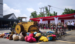 Pemkot Samarinda Musnahkan Ribuan Botol Miras dan Barang Bukti Pelanggaran Perda