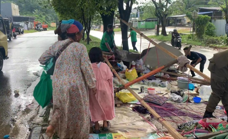 Satpol PP Samarinda Tertibkan Tenda Keluarga Wandora di Tengah Jalan Ringroad 3