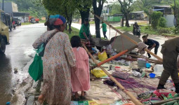 Satpol PP Samarinda Tertibkan Tenda Keluarga Wandora di Tengah Jalan Ringroad 3