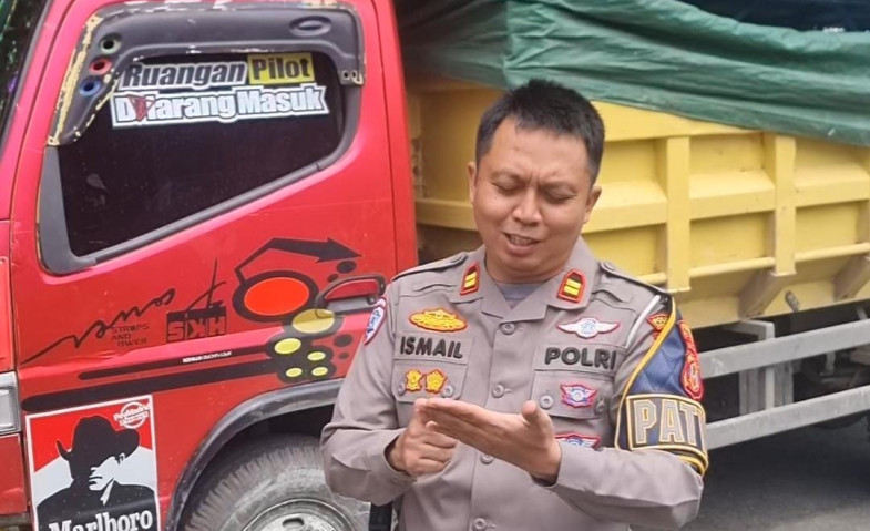 Truk Viral Pengangkut Batu Koral yang Melintas di Jalan Suryanata Ditilang Polisi