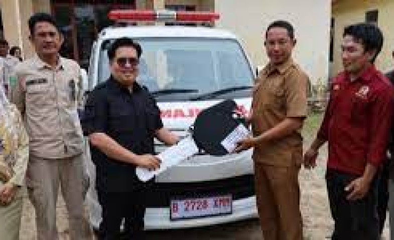 Wabup Kukar Rendi Solihin Serahkan Bantuan Tandon dan Ambulans untuk Warga Kota Bangun