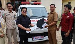 Wabup Kukar Rendi Solihin Serahkan Bantuan Tandon dan Ambulans untuk Warga Kota Bangun