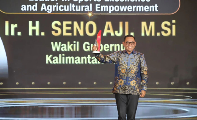 Wakil Gubernur Seno Aji Raih Penghargaan Nasional di CNN Indonesia Awards 2025