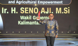 Wakil Gubernur Seno Aji Raih Penghargaan Nasional di CNN Indonesia Awards 2025
