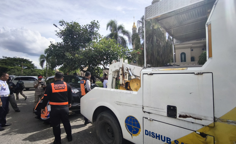 Dishub Samarinda Tertibkan Kendaraan di Samping Islami Center, Satu Mobil Sampai Diderek