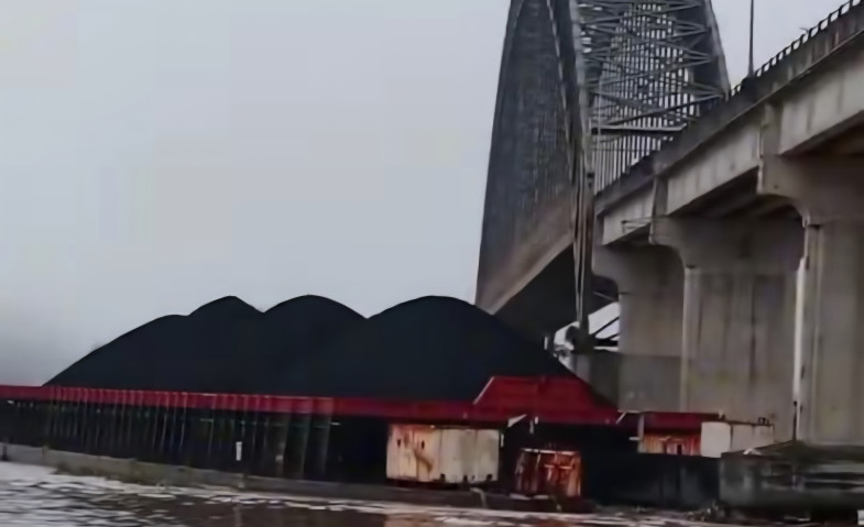 Jembatan Mahulu Ditabrak Tongkang Batu Bara