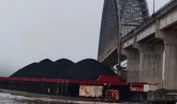 Jembatan Mahulu Ditabrak Tongkang Batu Bara