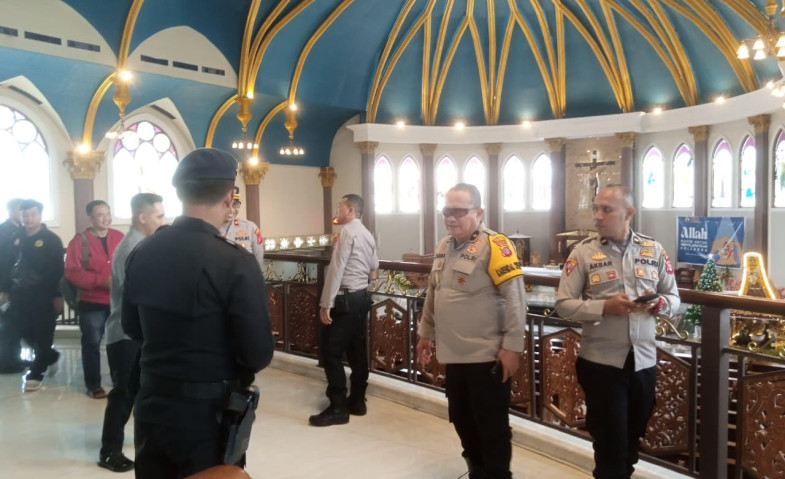 Kapolresta Samarinda Pimpin Sterilisasi Gereja dan Katedral Sebelum Ibadah Malam Natal 2025