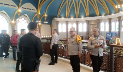 Kapolresta Samarinda Pimpin Sterilisasi Gereja dan Katedral Sebelum Ibadah Malam Natal 2025