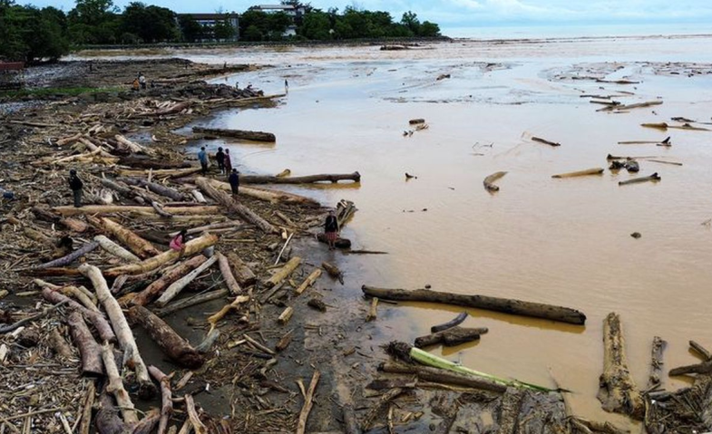 Kayu Gelondongan Banjiri Sumatra, Kapolri Ungkap Temuan Bekas Chainsaw di Lokasi Bencana