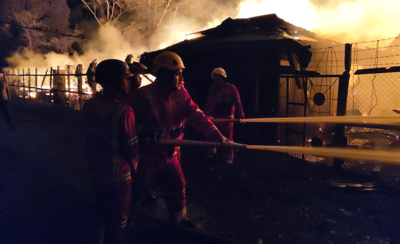 Kebakaran Dua Jam Hanguskan Mess 50 Pintu di Kawasan Bukuan