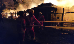 Kebakaran Dua Jam Hanguskan Mess 50 Pintu di Kawasan Bukuan