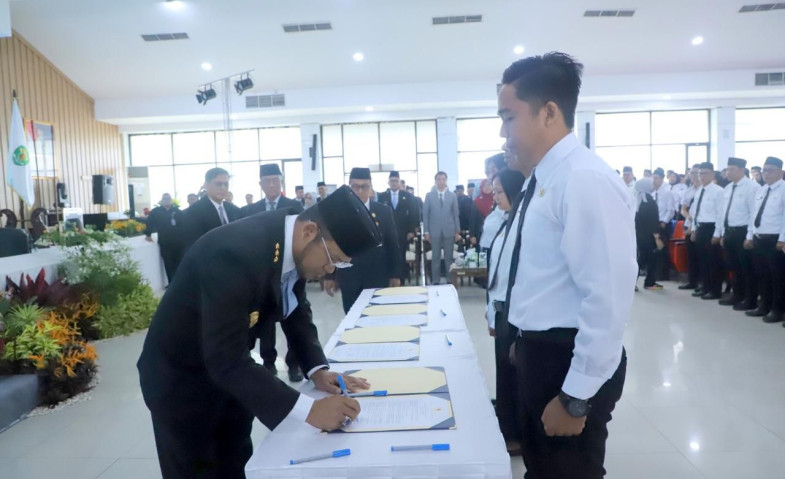 Lantik Pegawai Baru, Gubernur Kaltim Ingatkan ASN dan PPPK Tingkatkan Disiplin Waktu