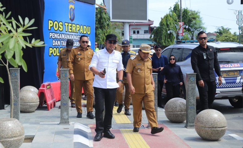 Rudy Mas'ud Bawa Rombongan Tinjau Rekonstruksi Trotoar dan Drainase di Bontang