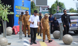 Rudy Mas'ud Bawa Rombongan Tinjau Rekonstruksi Trotoar dan Drainase di Bontang