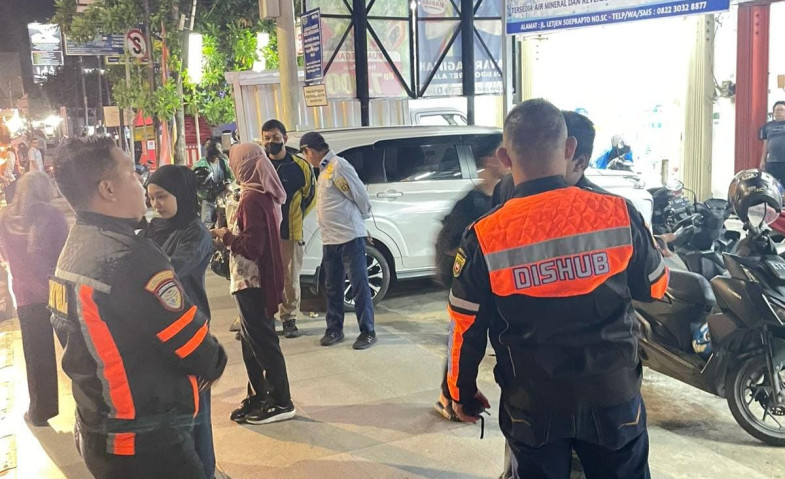 Tertibkan Parkir di Trotoar, Dishub Samarinda 'Cabut' Rompi Jukir Binaan yang Melanggar Aturan