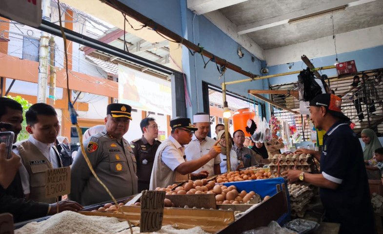 Tinjau Harga Bapokting di Pasaran dan Grosir, Wawali Samarinda Pastikan Stok Nataru 2025 Terkendali