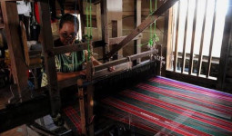 Andi Harun Bawa Sarung Samarinda di Anugerah Kebudayaan PWI Pusat 2026