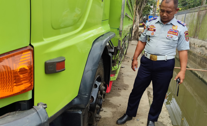 Dishub Samarinda Tertibkan Antrean Truk di SPBU Tanah Merah