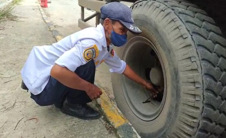 Dishub Samarinda Tertibkan Parkir Liar di Kawasan Jembatan Mahulu, Ban Kontainer Digembosi